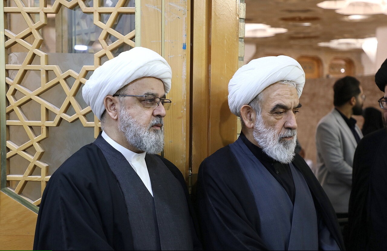 با حضور علما و فضلا؛ مراسم بزرگداشت آیت الله العظمی فیاض از سوی رهبر انقلاب اسلامی در حرم مطهر بانوی کرامت برگزار شد - گالری تصاویر خبر