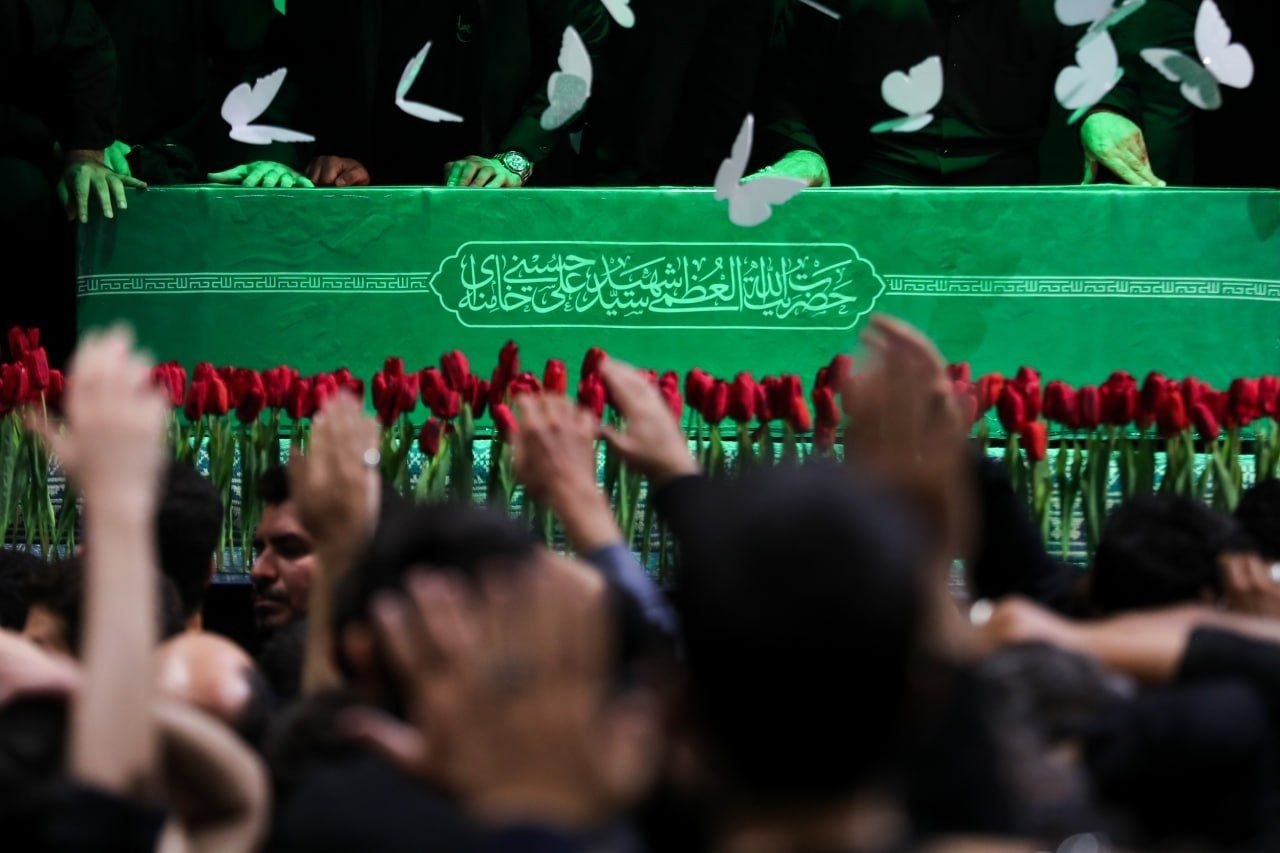 مراسم وداع با پیکر رهبر شهید انقلاب اسلامی و آخرین دیدار با خانواده های معظم شهدا  - گالری تصاویر خبر