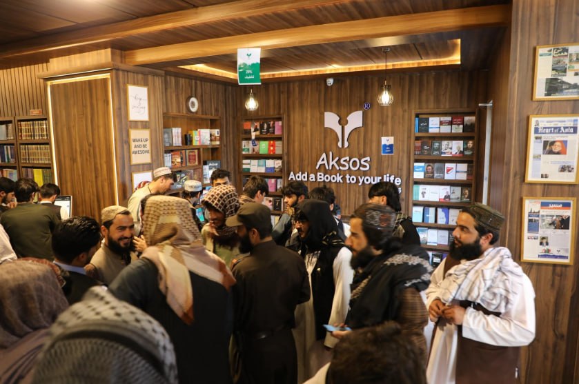 استقبال جوانان کشور از دوازدهمین سالگرد آغاز فعالیت یک کتابفروشی معروف در کابل - گالری تصاویر خبر