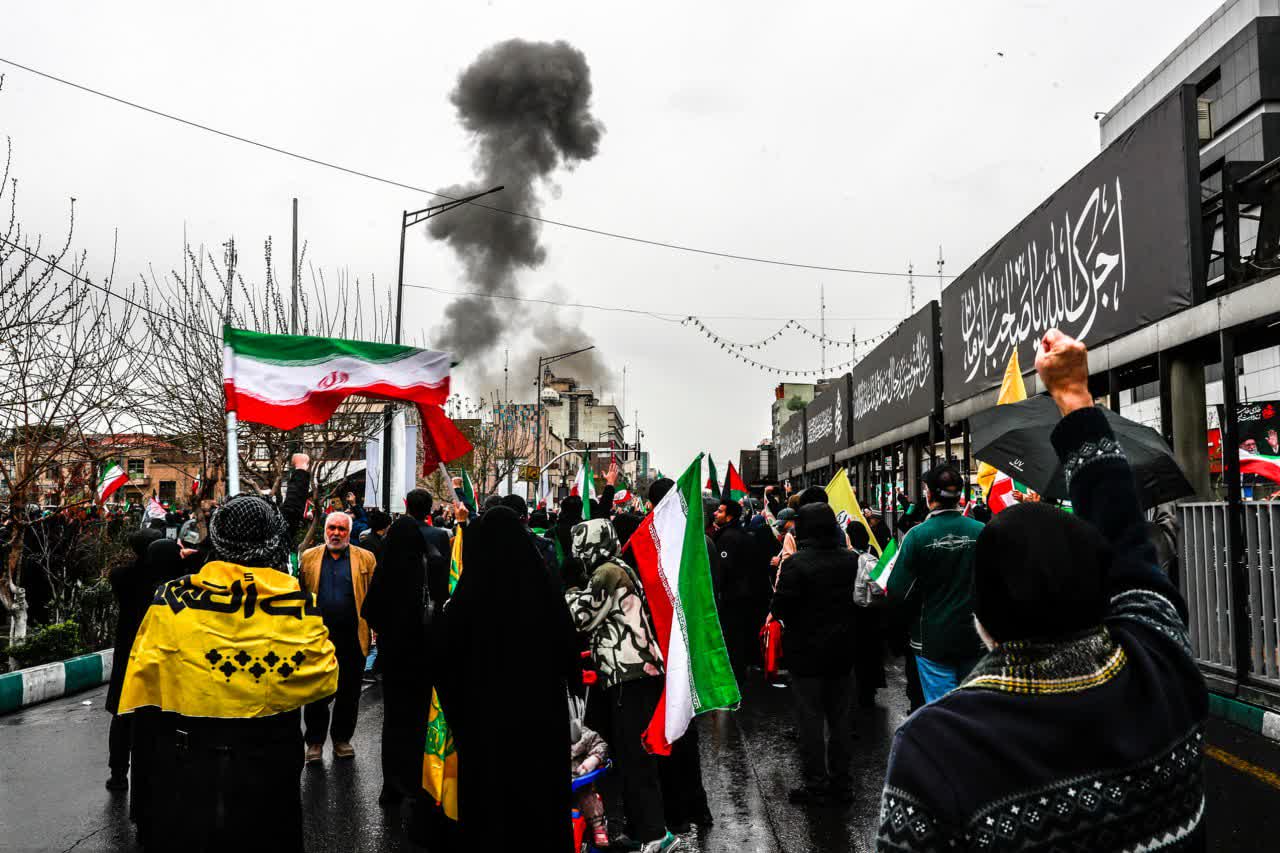 خروش زیر باران و در سایه انفجار؛ فریاد «الله اکبر» مردم تهران در راهپیمایی روز جهانی قدس - گالری تصاویر خبر