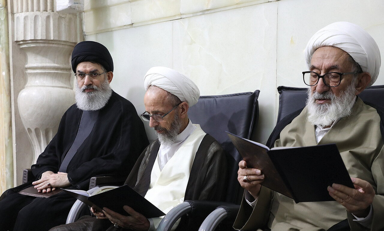 با حضور علما و فضلا؛ مراسم بزرگداشت آیت الله العظمی فیاض از سوی رهبر انقلاب اسلامی در حرم مطهر بانوی کرامت برگزار شد - گالری تصاویر خبر