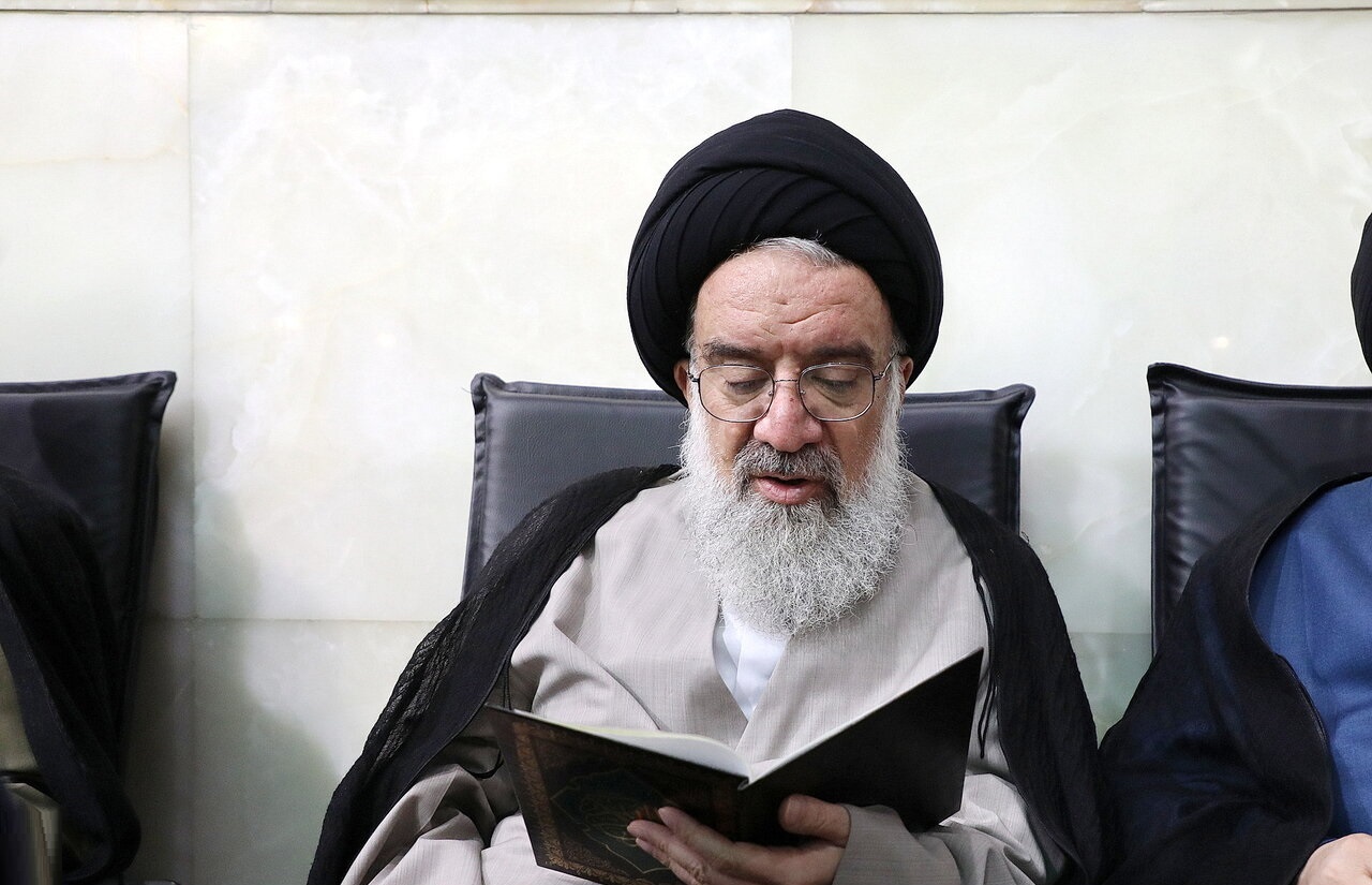 با حضور علما و فضلا؛ مراسم بزرگداشت آیت الله العظمی فیاض از سوی رهبر انقلاب اسلامی در حرم مطهر بانوی کرامت برگزار شد - گالری تصاویر خبر