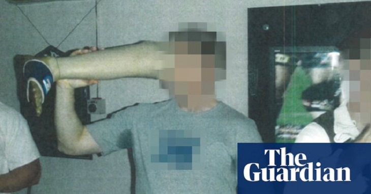 تفریح سربازان استرالیایی در افغانستان/نوشیدن شراب از پای مصنوعی یک قربانی