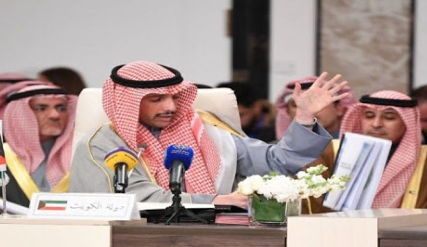 فیلم | رئیس مجلس کویت نسخه ای از «معامله قرن» را به زباله دان انداخت