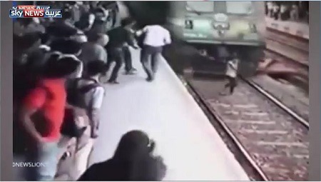  ویدیو؛ نجات معجزه آسای دختری که قطار از روی او رد شد