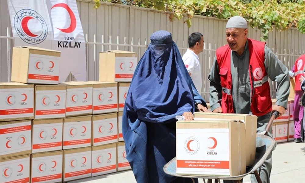 هلال احمر ترکیه برای بیجاشدگان افغان مواد غذایی ارسال میکند