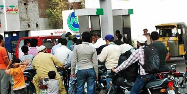 ممنوعیت فروش بنزین به موتور سواران پاکستانی فاقد کلاه ایمنی