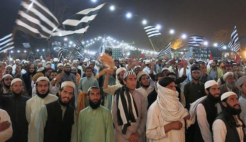 ادامه تظاهرات اعتراضی در پاکستان/ پافشاری مخالفان بر کناره گیری عمران خان 