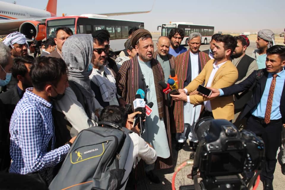 محقق در بدو ورود به بلخ از مردم خواست که محکم در برابر طالبان بایستند