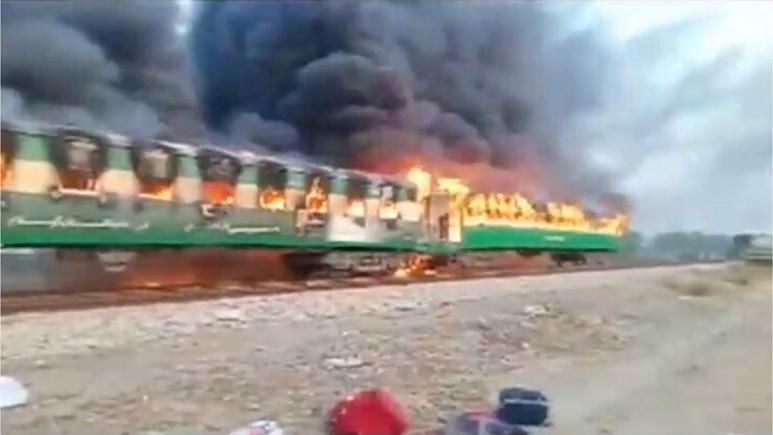  آتش گرفتن یک قطار در پاکستان دست کم 65 کشته برجای گذاشت