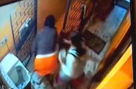  ویدیویی تکان دهنده ... مادر هندی نوزادش را از پله ها به پایین پرت کرد